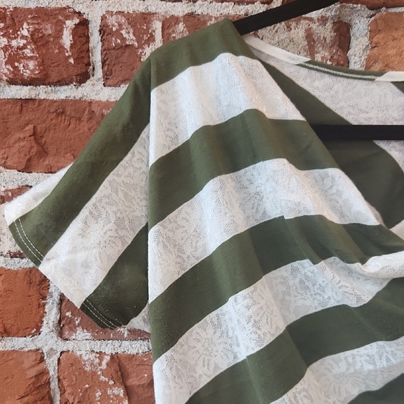 Asymmetrical Green and White Short Sleeve Blouse - Picture 4 of 10